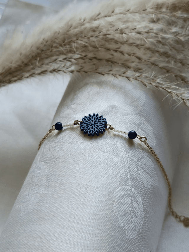 Bracelet &quot;Fleur d’Éclat - Bleu métal &amp; Chaine couleur doré